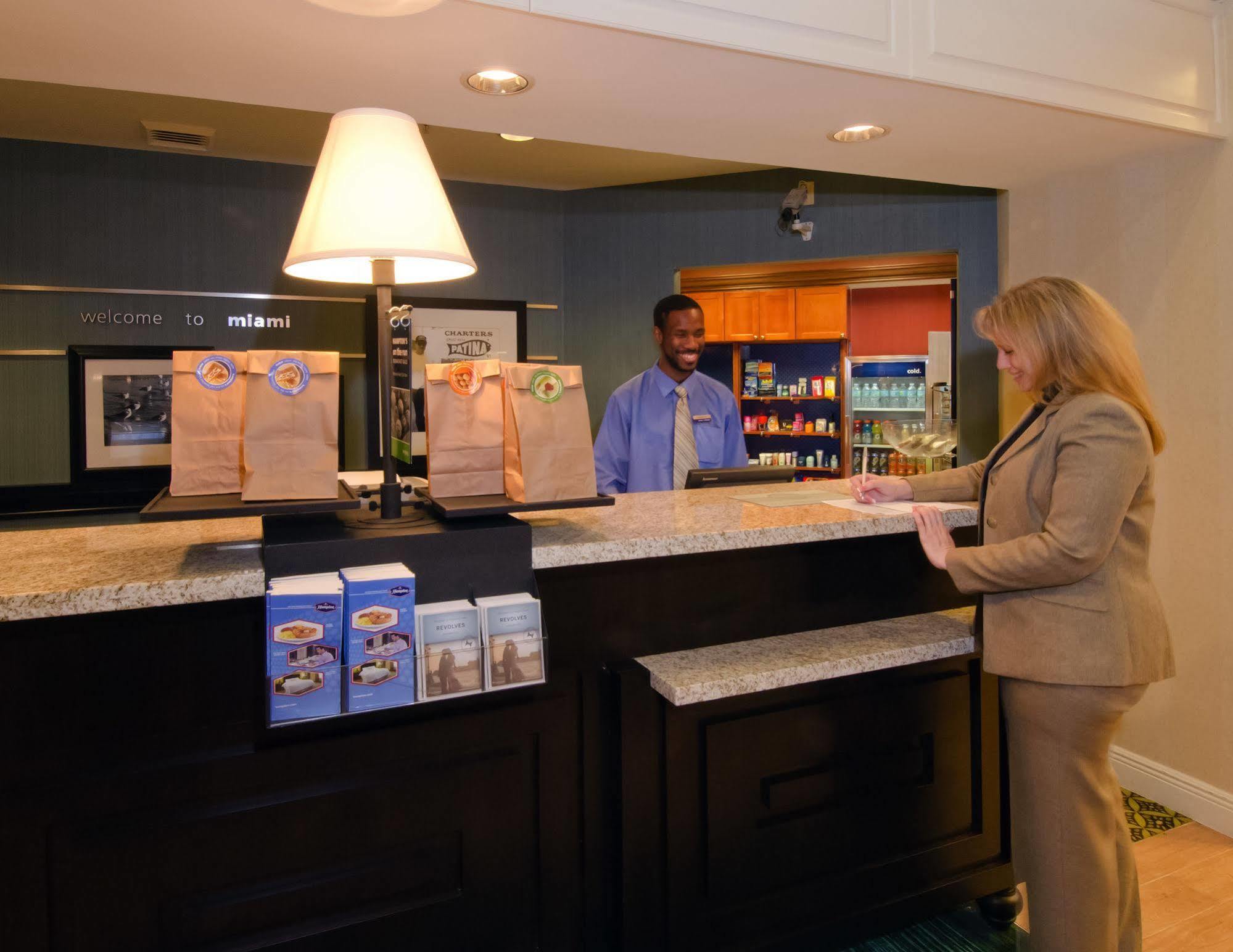 Hampton Inn & Suites Miami-Doral Dolphin Mall Екстериор снимка